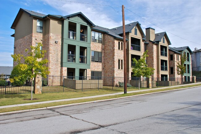 Lakeside Villas (Dallas) in Grand Prairie, TX - Building Photo - Building Photo