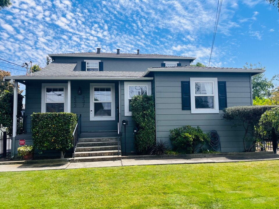 233 Cherry Way in Cherryland, CA - Foto de edificio