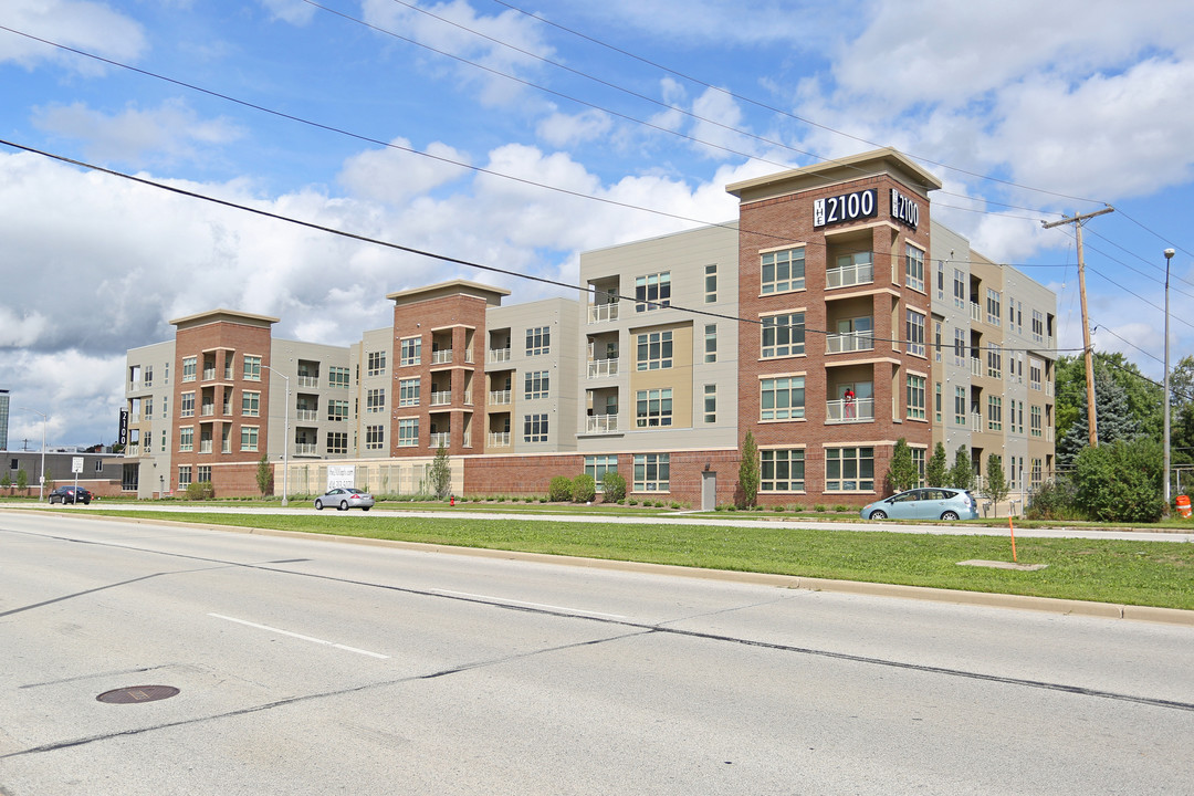 The 2100 in Wauwatosa, WI - Foto de edificio