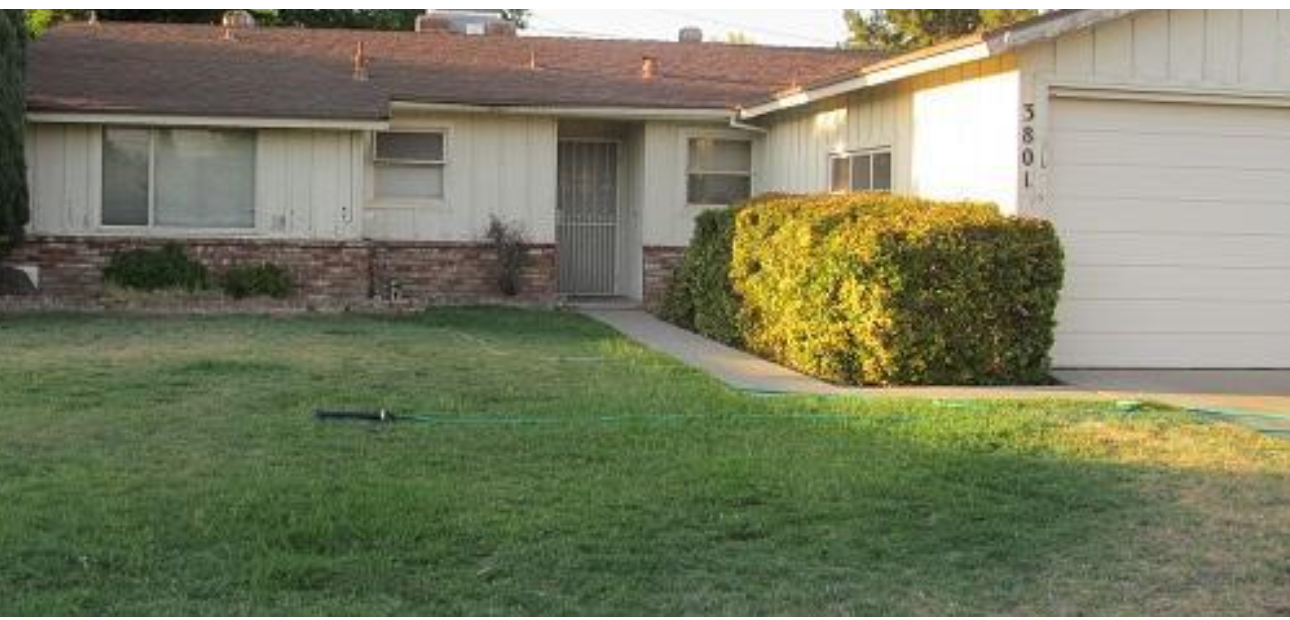 3801 E Austin Way in Fresno, CA - Foto de edificio