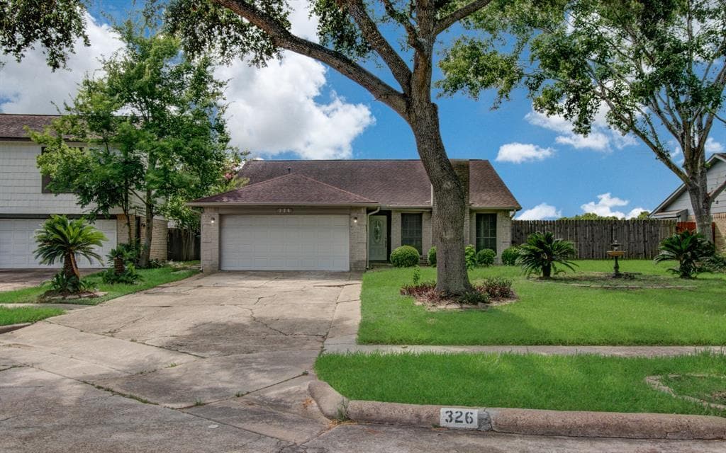 326 Fair Oak Dr in Stafford, TX - Building Photo