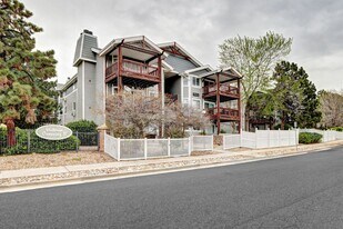 17600 E Loyola Dr in Aurora, CO - Building Photo