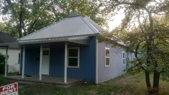 412 S 1st St in Iola, KS - Building Photo