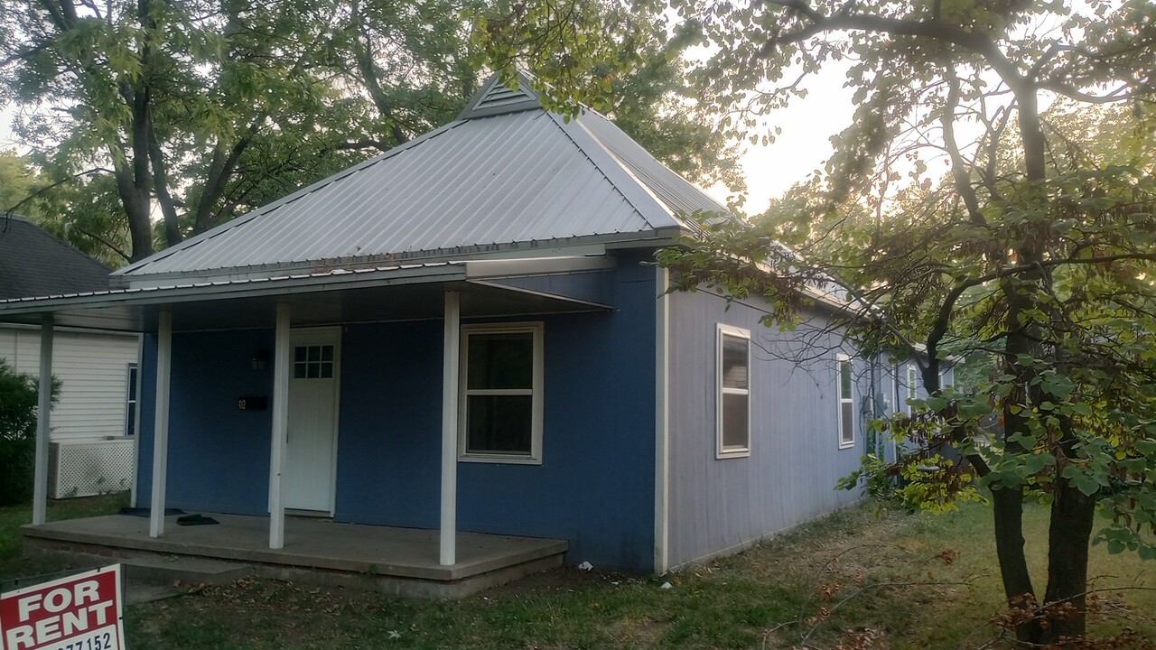 412 S 1st St in Iola, KS - Building Photo
