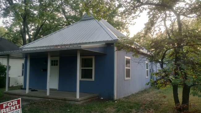 property at 412 S 1st St