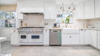 537 University Ave in Burbank, CA - Building Photo