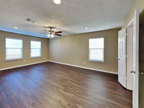 913 Almond St in Baytown, TX - Foto de edificio - Building Photo