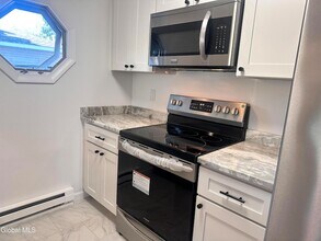 36 Donna Lynn Dr in East Greenbush, NY - Foto de edificio - Building Photo