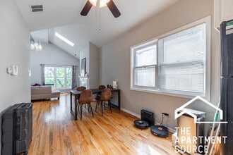 842 N Wood St, Unit 3 in Chicago, IL - Foto de edificio - Building Photo