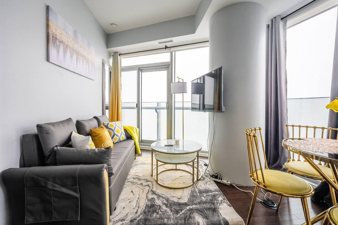 19 Grand Trunk Crescent in Toronto, ON - Building Photo