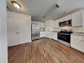 5613 Topsail Ct in Browns Summit, NC - Foto de edificio - Building Photo