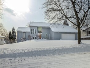 2630 Glencairin Dr NW in Grand Rapids, MI - Building Photo - Building Photo