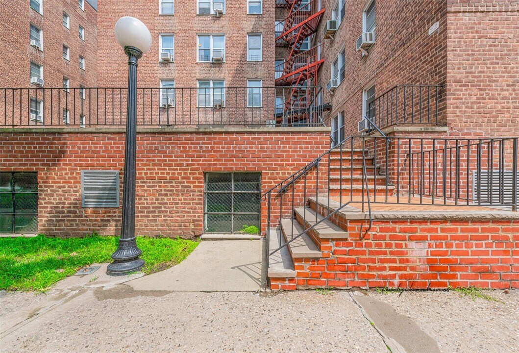 65-35 Yellowstone Blvd in Queens, NY - Building Photo