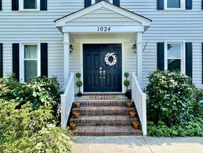 1024 Lyndhurst Pl in Virginia Beach, VA - Building Photo - Building Photo