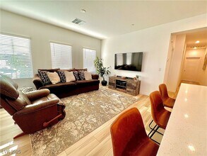 600 Carriage Hill Dr in Las Vegas, NV - Building Photo - Building Photo