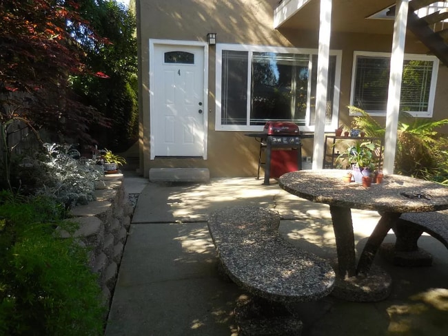 1161 Woodrow St in Redwood City, CA - Foto de edificio - Building Photo