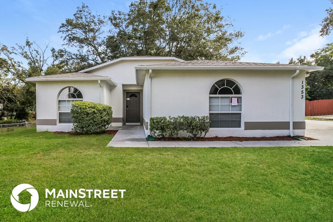 1353 Clarcona Rd in Apopka, FL - Foto de edificio