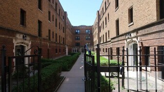 2617 W Gunnison St, Unit 2619 - 1E in Chicago, IL - Building Photo