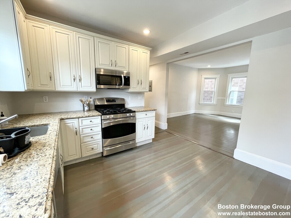 201 E Cottage St, Unit 2 in Boston, MA - Foto de edificio