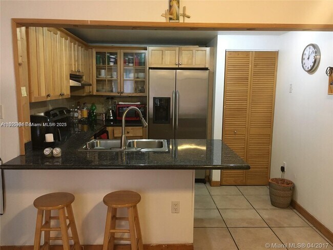 445 W Park Dr in Miami, FL - Building Photo - Building Photo