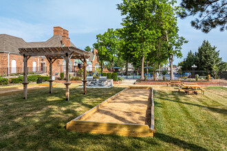 Georgetown Apartments in Merriam, KS - Foto de edificio - Building Photo