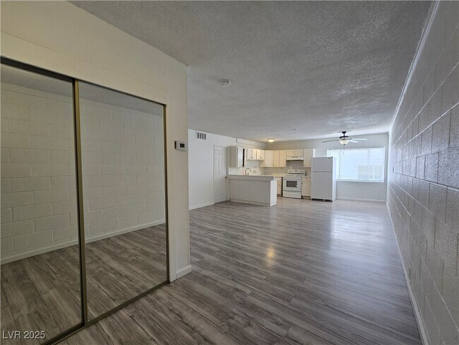 2913 Stewart Ave in Las Vegas, NV - Building Photo - Building Photo
