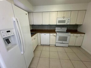 2404 Seaside Dr in Greenacres, FL - Building Photo - Building Photo