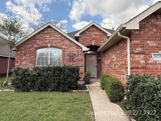 property at 2825 Beverly Dr