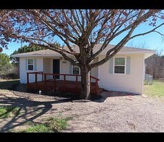 3225 Evergreen Dr in Granbury, TX - Building Photo