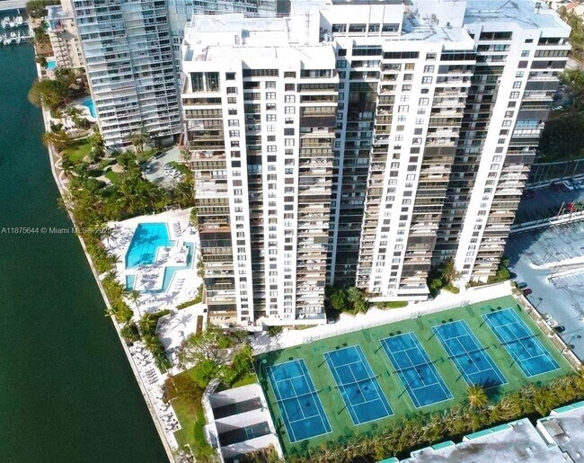 2333 Brickell Ave, Unit 2402 in Miami, FL - Building Photo - Building Photo