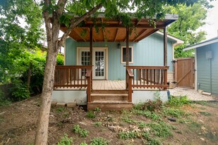 560 W Highland Blvd in San Antonio, TX - Building Photo