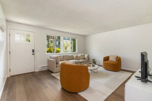 15706 Ash Way in Lynnwood, WA - Building Photo