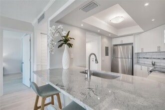 6295 Bahia Del Mar Cir in St. Petersburg, FL - Building Photo - Building Photo