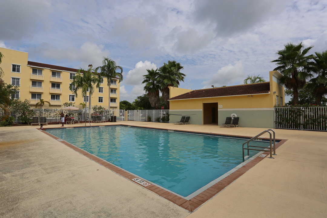 St. Croix Apartments in Lauderdale Lakes, FL - Building Photo