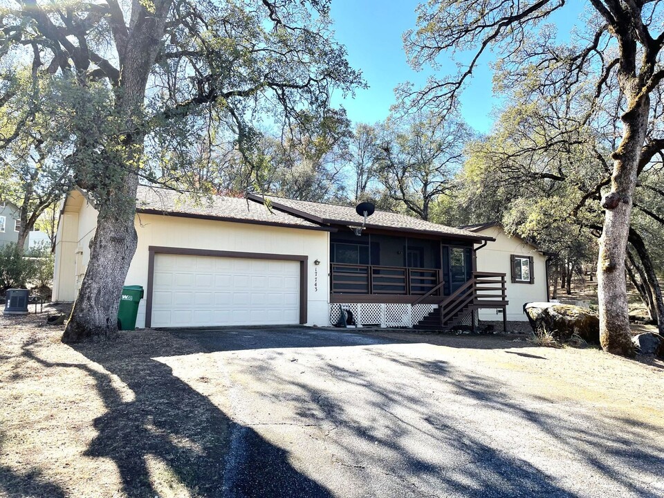 17743 Huckleberry Dr in Penn Valley, CA - Building Photo