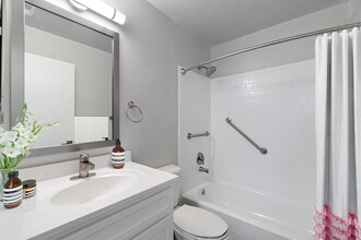 Falls Village Apartments in Baltimore, MD - Foto de edificio - Building Photo