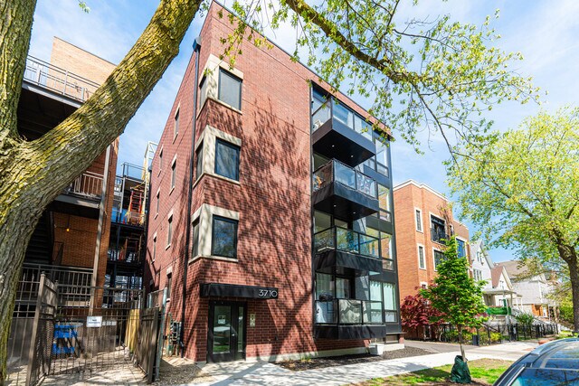 3710 N Kenmore Ave in Chicago, IL - Foto de edificio