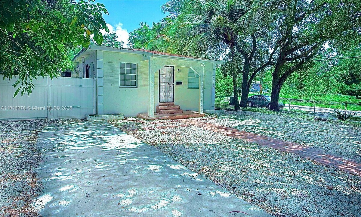 6701 NE Miami Pl in Miami, FL - Building Photo