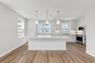 2540 Chamomile Ln in Carlsbad, CA - Foto de edificio - Building Photo