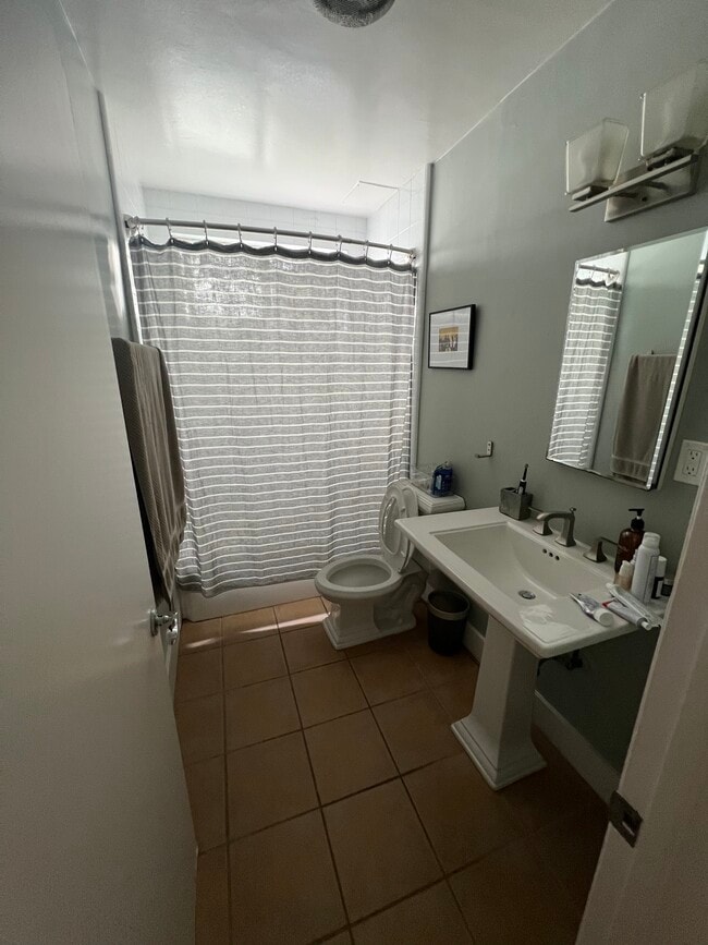 8341 W Manchester Ave, Unit #1 in Playa Del Rey, CA - Foto de edificio - Building Photo