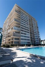 1021 Hillsboro Mile, Unit 204 in Hillsboro Beach, FL - Foto de edificio - Building Photo
