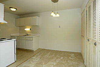 amber's Broadacre Apartments in Clawson, MI - Building Photo - Interior Photo