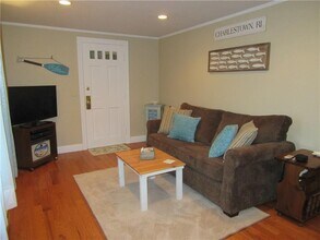 5443 Post Rd in Charlestown, RI - Foto de edificio - Building Photo