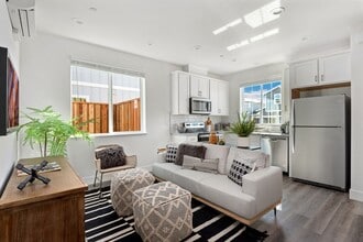2083 Landen Ln in Santa Rosa, CA - Building Photo - Building Photo