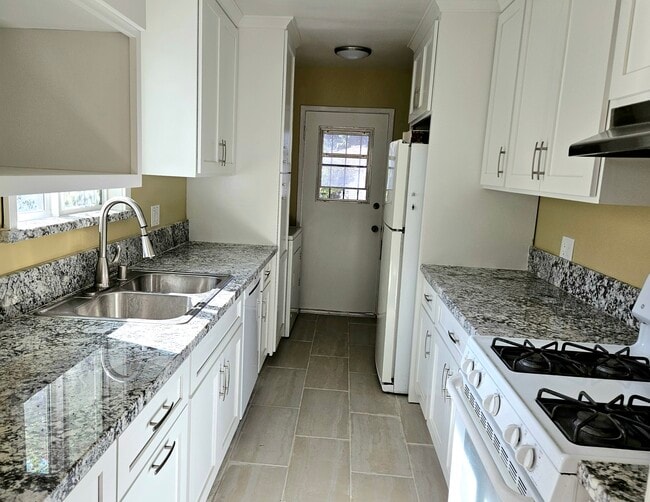 1749 S Carmelina Ave in Los Angeles, CA - Building Photo - Building Photo