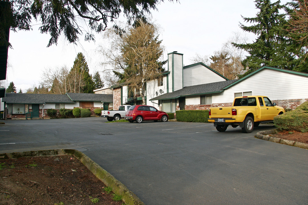 Village Monroe Apartments in Milwaukie, OR - Building Photo