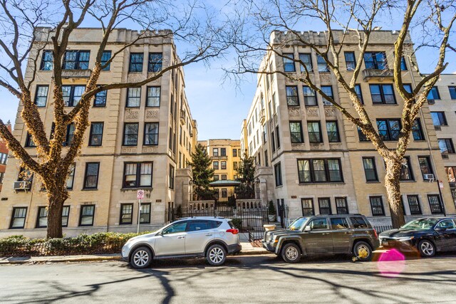 604 W Addison St in Chicago, IL - Building Photo