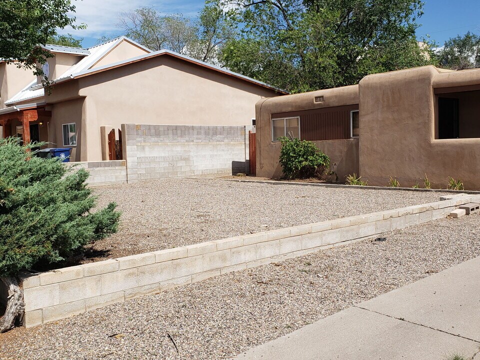 1807 Camino La Canada in Santa Fe, NM - Building Photo