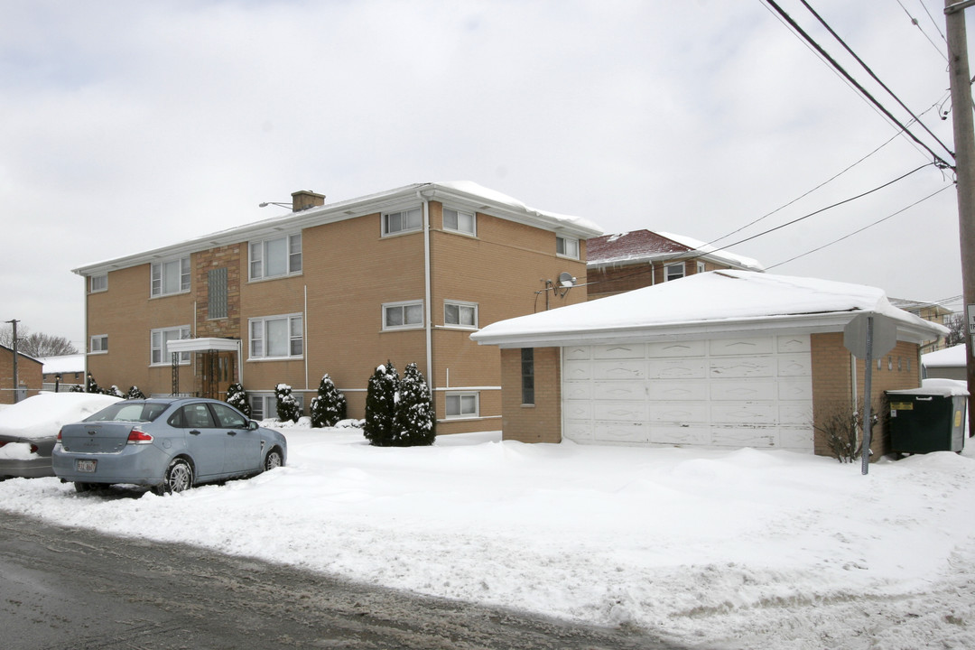 8455 W Cermak Rd in North Riverside, IL - Building Photo