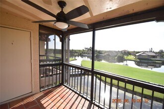 2400 Feather Sound Dr in Clearwater, FL - Building Photo - Building Photo
